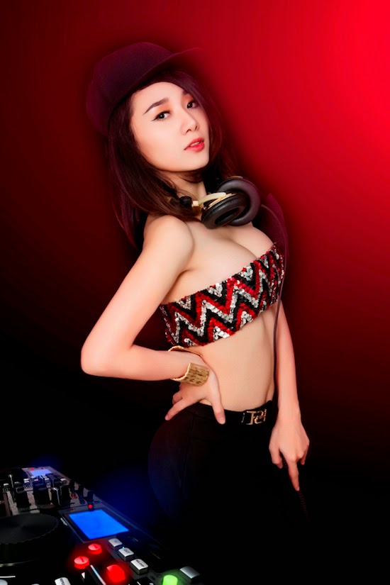 Hình ảnh bốc lửa của hot girl DJ