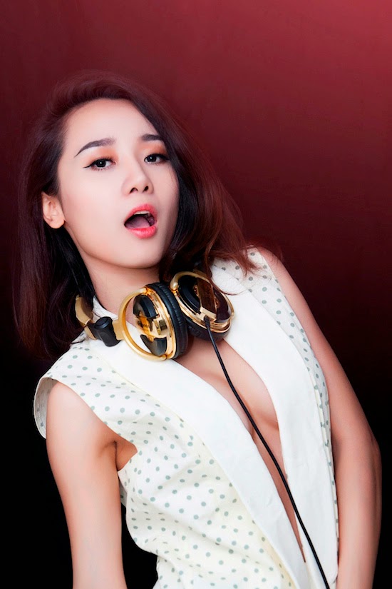 Hình ảnh bốc lửa của hot girl DJ