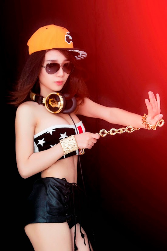 Hình ảnh bốc lửa của hot girl DJ
