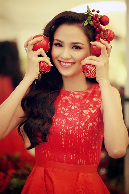 Hoa hậu Diễm Hương nổi bật với tông mầu đỏ tím