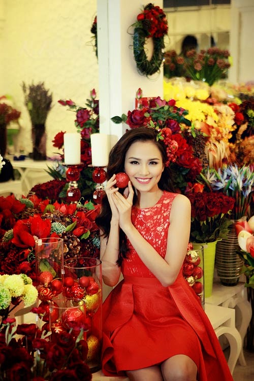 Hoa hậu Diễm Hương nổi bật với tông mầu đỏ tím