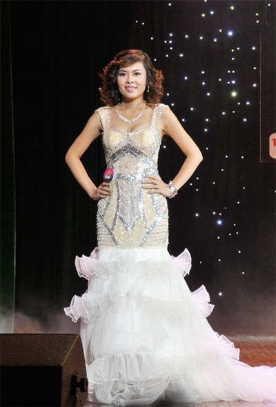 Hoa khôi Sinh viên Hà Nội gợi cảm với vòng 1