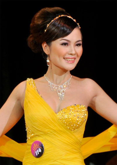 Hoa khôi Sinh viên Hà Nội gợi cảm với vòng 1