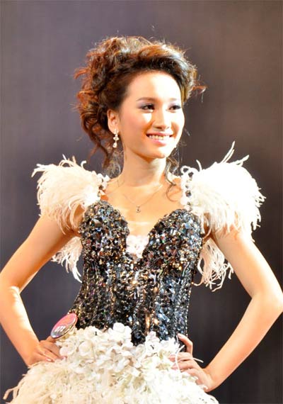 Hoa khôi Sinh viên Hà Nội gợi cảm với vòng 1