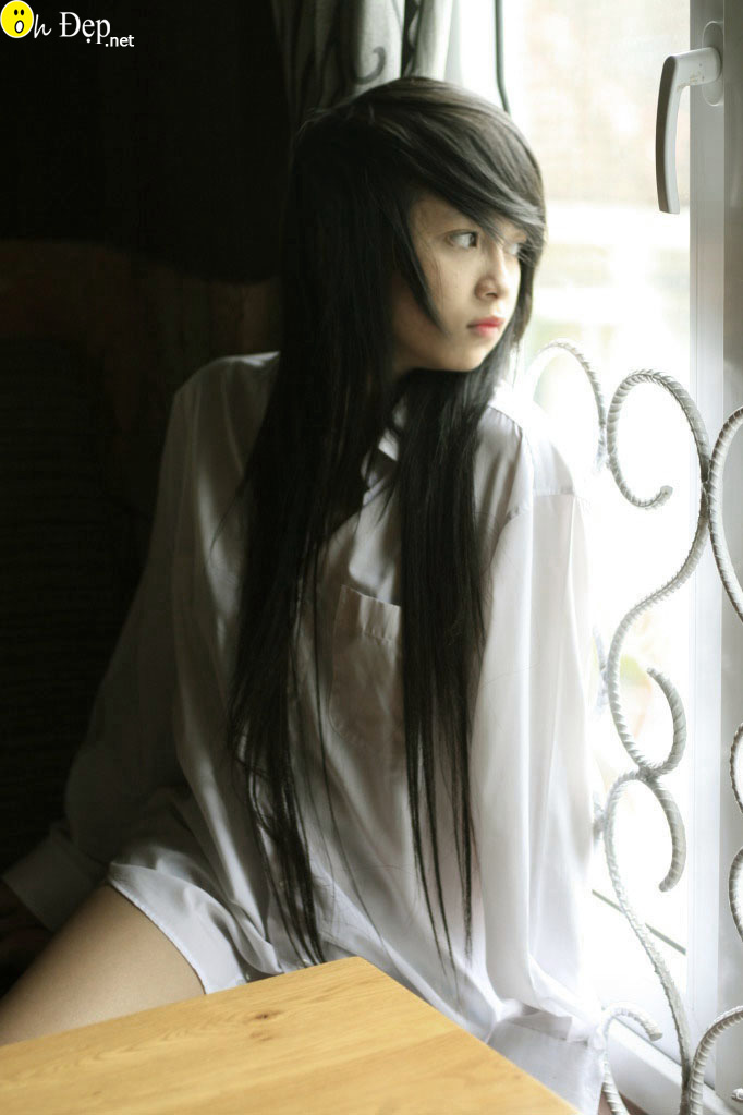 Hot girl chỉ mặc chiếc áo trắng xinh đẹp và gợi cảm