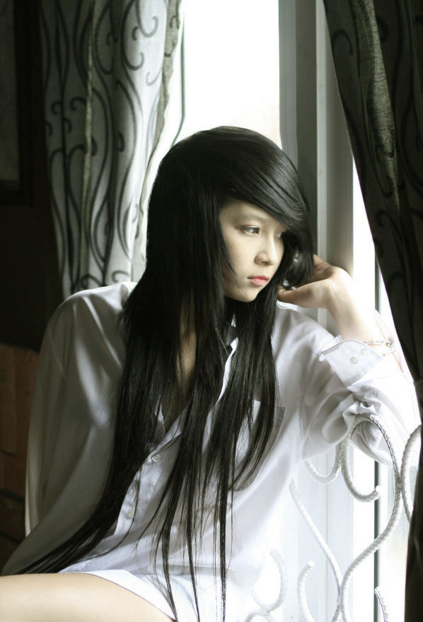 Hot girl chỉ mặc chiếc áo trắng xinh đẹp và gợi cảm