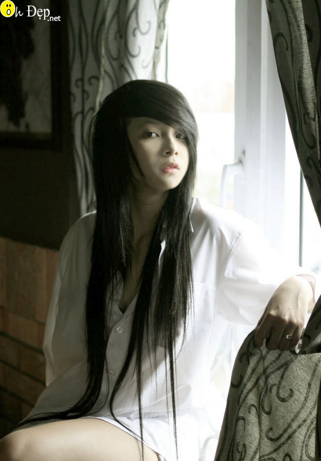 Hot girl chỉ mặc chiếc áo trắng xinh đẹp và gợi cảm