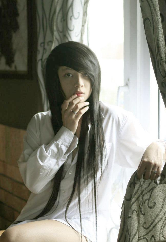 Hot girl chỉ mặc chiếc áo trắng xinh đẹp và gợi cảm