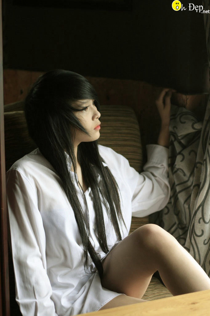 Hot girl chỉ mặc chiếc áo trắng xinh đẹp và gợi cảm