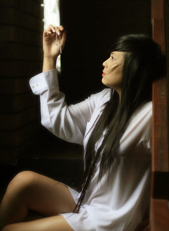 Hot girl chỉ mặc chiếc áo trắng xinh đẹp và gợi cảm