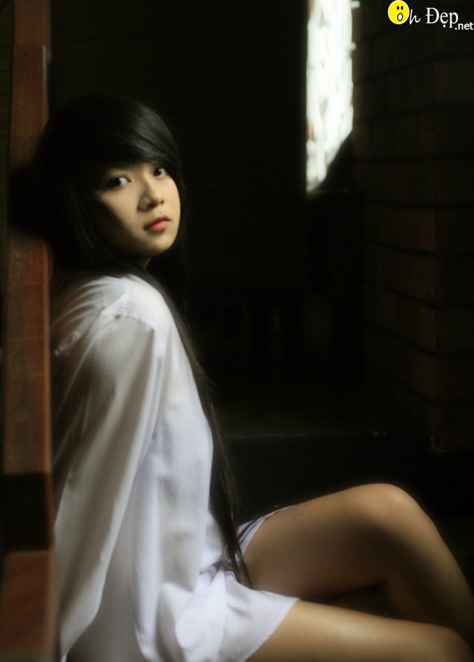 Hot girl chỉ mặc chiếc áo trắng xinh đẹp và gợi cảm