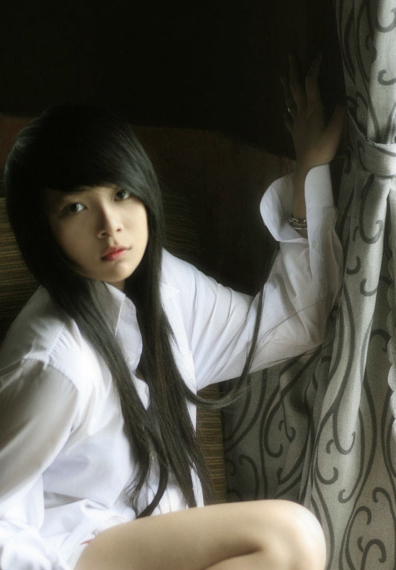 Hot girl chỉ mặc chiếc áo trắng xinh đẹp và gợi cảm