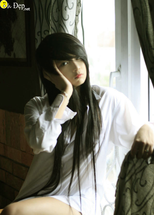 Hot girl chỉ mặc chiếc áo trắng xinh đẹp và gợi cảm