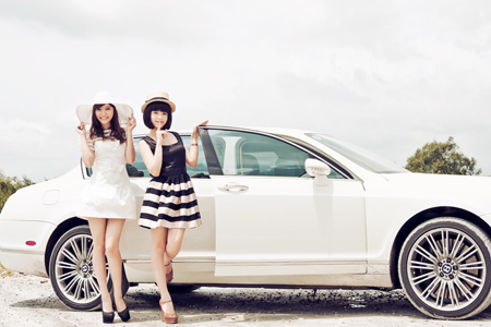 Hot girl Huyền baby và Hạnh sino váy ngắn đọ dáng