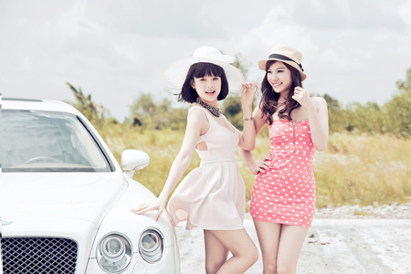 Hot girl Huyền baby và Hạnh sino váy ngắn đọ dáng
