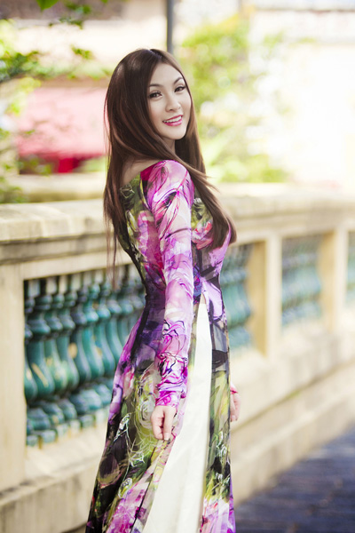 Hot girl Kelly bất ngờ kín đáo với áo dài