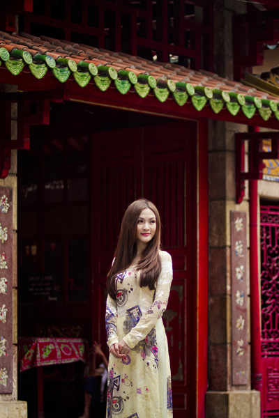 Hot girl Kelly bất ngờ kín đáo với áo dài