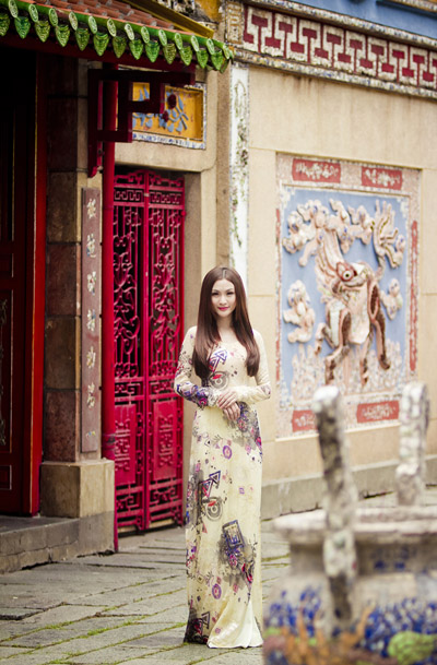 Hot girl Kelly bất ngờ kín đáo với áo dài