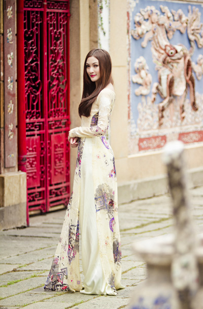 Hot girl Kelly bất ngờ kín đáo với áo dài