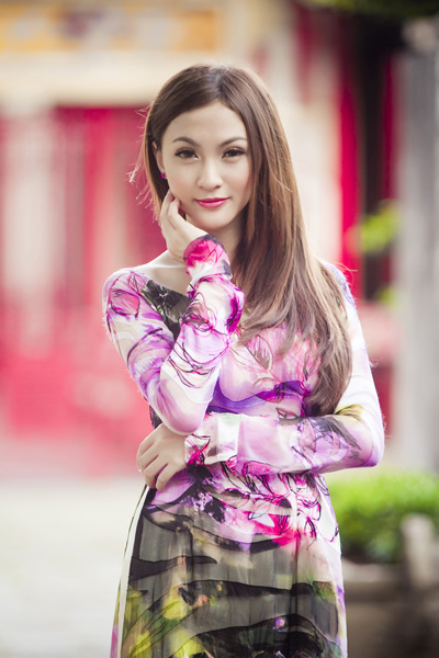 Hot girl Kelly bất ngờ kín đáo với áo dài