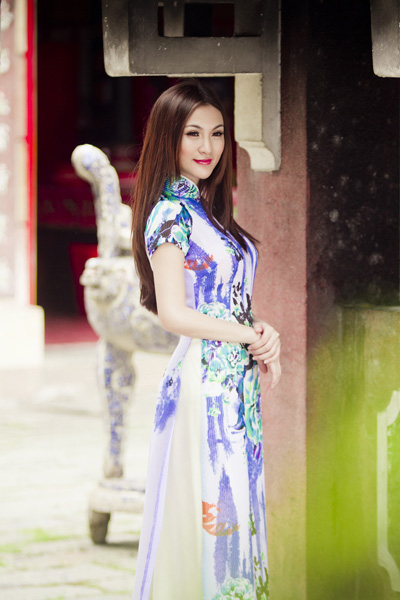Hot girl Kelly bất ngờ kín đáo với áo dài