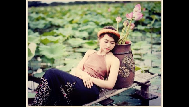 Hot girl khoe lưng trần trắng nõn nà