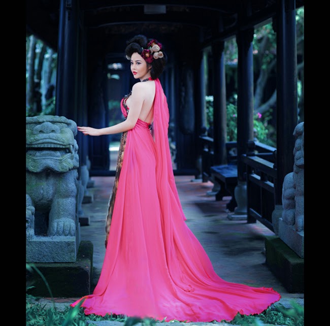 Hot girl khoe lưng trần trắng nõn nà