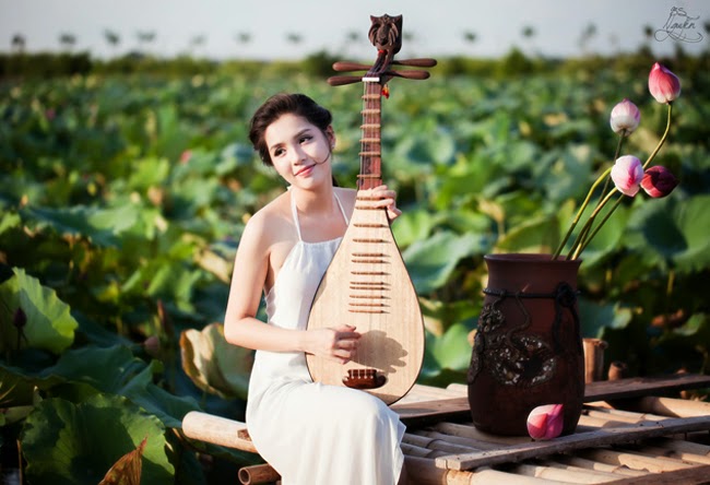 Hot girl khoe lưng trần trắng nõn nà