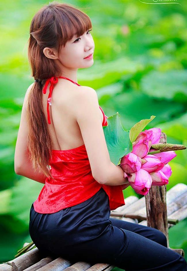 Hot girl khoe lưng trần trắng nõn nà