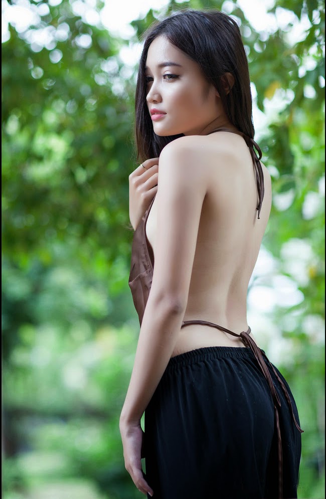 Hot girl khoe lưng trần trắng nõn nà