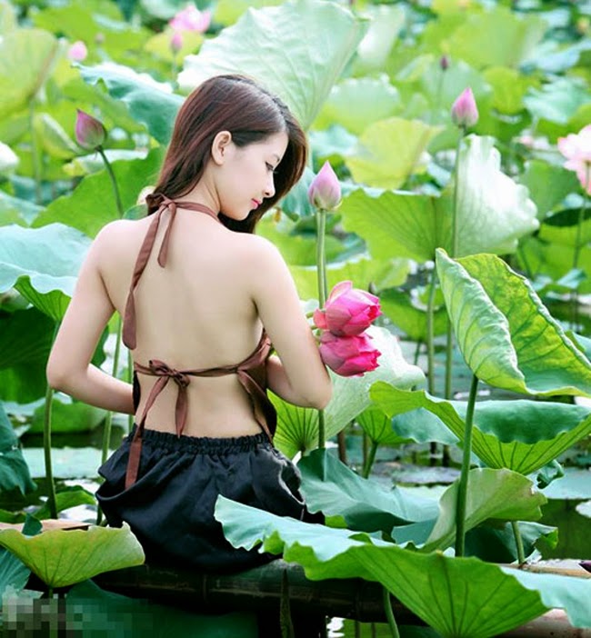 Hot girl khoe lưng trần trắng nõn nà