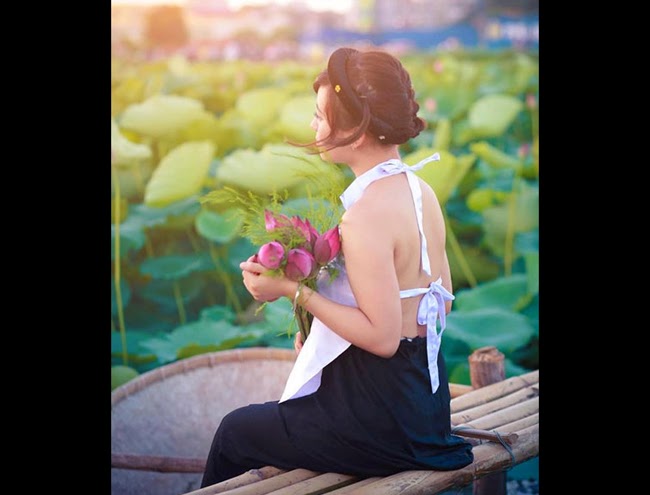 Hot girl khoe lưng trần trắng nõn nà