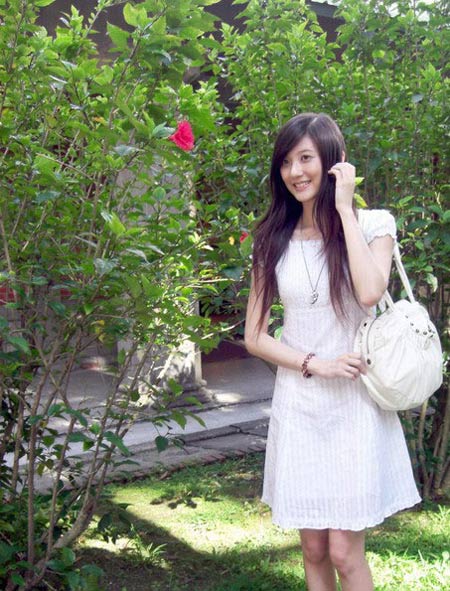 Hot girl xinh đẹp gây sốt với nhạc cụ