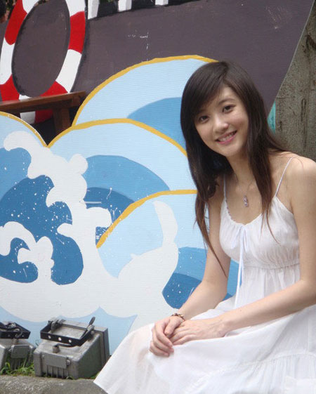 Hot girl xinh đẹp gây sốt với nhạc cụ