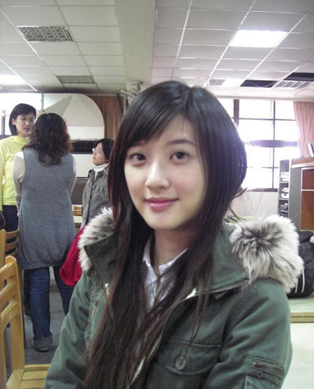 Hot girl xinh đẹp gây sốt với nhạc cụ