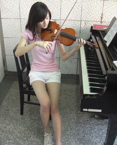 Hot girl xinh đẹp gây sốt với nhạc cụ