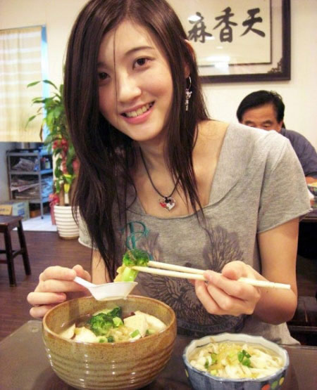 Hot girl xinh đẹp gây sốt với nhạc cụ