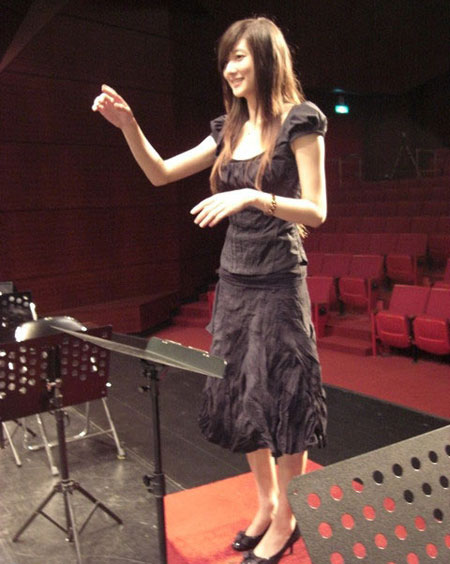 Hot girl xinh đẹp gây sốt với nhạc cụ