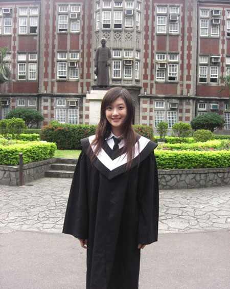 Hot girl xinh đẹp gây sốt với nhạc cụ