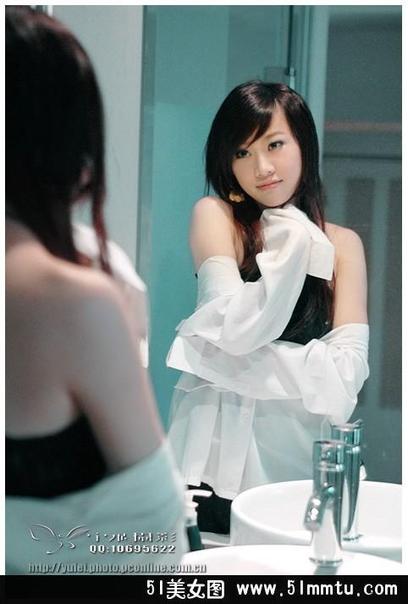 Hotgirl Châu Á xinh hết chỗ chê luôn