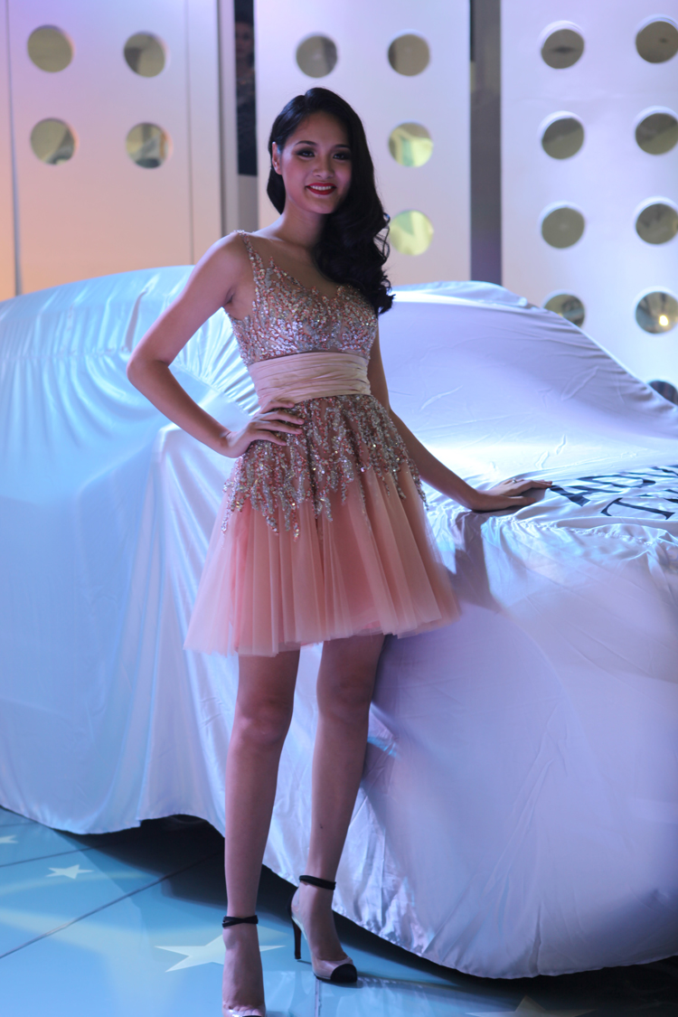 Hương Giang rạng rỡ bên GLK 300