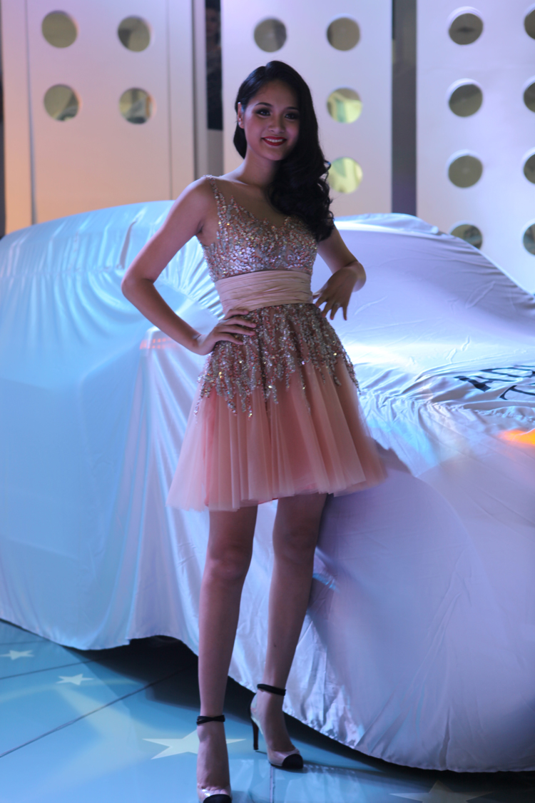 Hương Giang rạng rỡ bên GLK 300