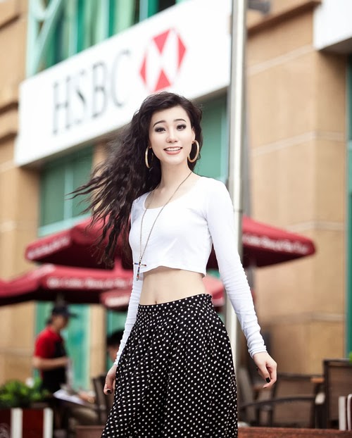 Lana Huỳnh khoe đường cong gợi cảm