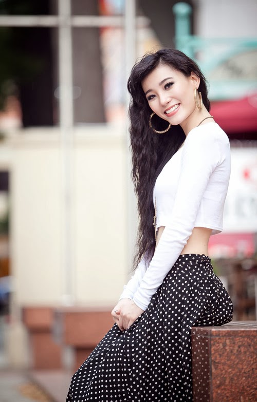 Lana Huỳnh khoe đường cong gợi cảm