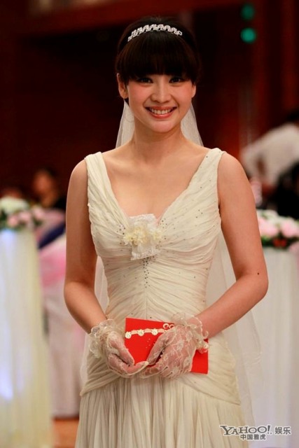 Liễu Nham khoe thân hình 'đồng hồ cát'