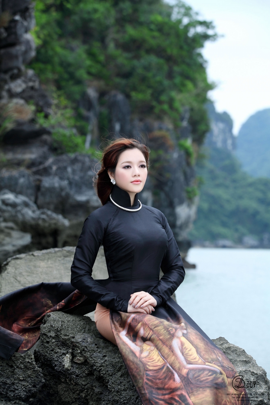 Lý Nhã Kỳ duyên dáng áo dài