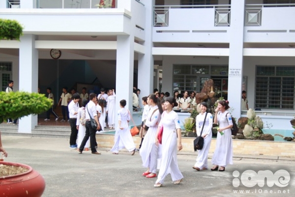 'Ma nữ' Yu Dương lạnh lùng bên V.Music