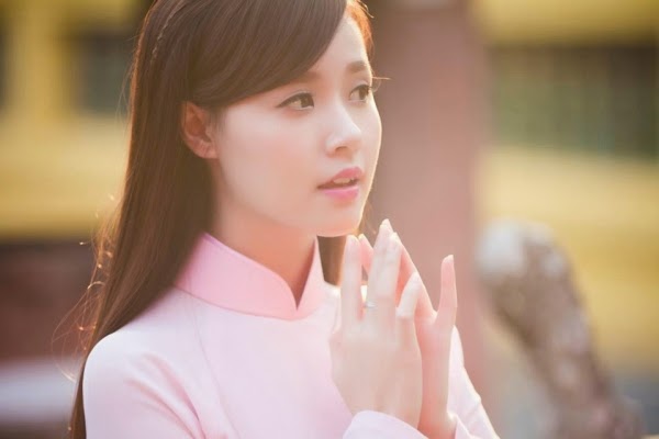 Midu với áo dài thướt tha