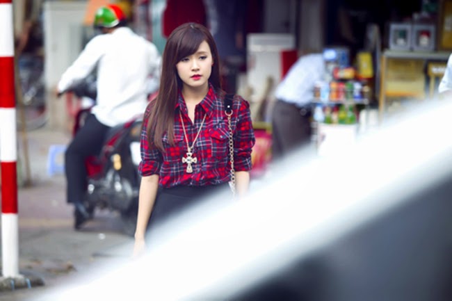 Midu xinh đẹp xuống phố với váy ngắn khoe làng da trắng nõn nà