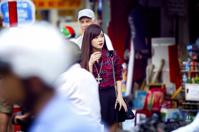 Midu xinh đẹp xuống phố với váy ngắn khoe làng da trắng nõn nà